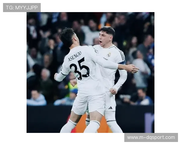 皇马球迷展示传统叠罗汉庆祝，传承俱乐部文化传统